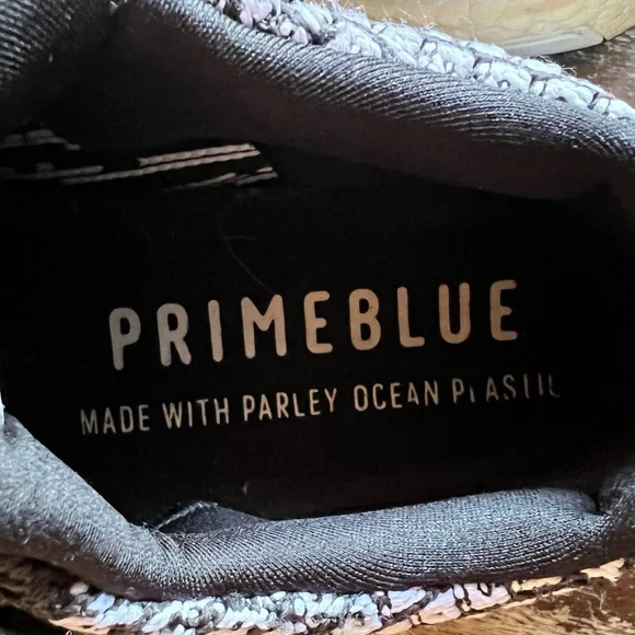 Adidas Ultraboost, Size 5 - Picture 4 of 4